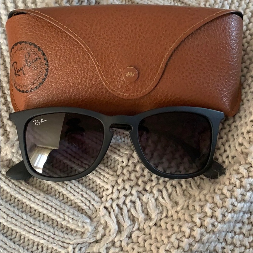 Black ray bans with case